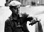 Isamu Noguchi bei der Arbeit