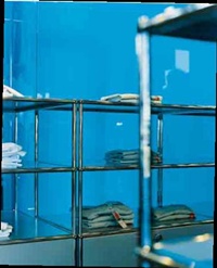 Die Liebe zum Wasser ist
überall spürbar: Sehr frisch
wirkt die Kombination von USM Haller in Mattsilber mit
den blauen Wänden im Shop.