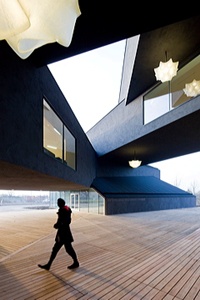 Die 12 einzelnen Vitra-H�user sind �bereinander gestapelt und st�tzen sich gegenseitig. 
Architekt Herzog & de Meuron, Foto Iwan Baan.