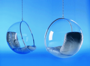 Bubble Chair von Aarnio. Eine eigene kleine Welt, denn die Geräusche der Außenwelt werden gedämpft.