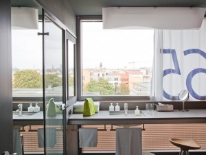 Fenster-Waschbecken-Arrangement im Casa Camper, Berlin