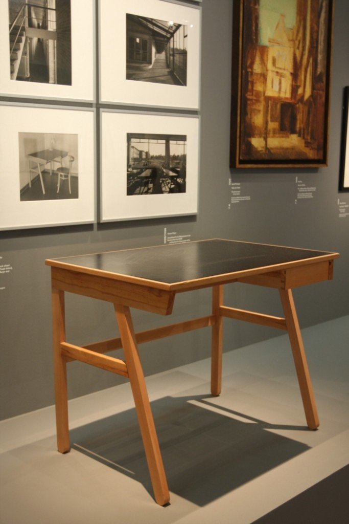 Ein Schreibtisch von Hannes Meyer für Bundesschule ADGB Bernau, Teil der neuen "Sammlung Bauhaus", Bauhaus Archiv Berlin