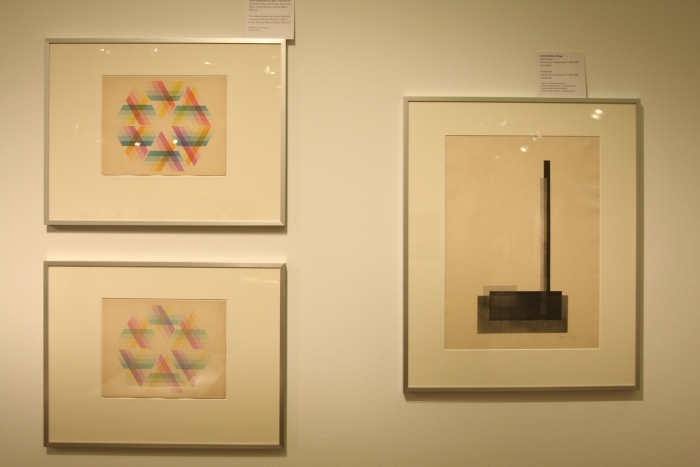 Zwei Arbeiten von Josefa Forsch (links) und eine von László Moholy-Nagy (rechts), gesehen bei "100 Neue Objekte", Bauhaus Archiv Berlin
