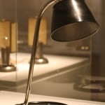 Eine Lampe von Heinrich Siegfried Bormann für Kandem, in "100 Neue Objekte", Bauhaus Archiv Berlin