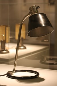 Eine Lampe von Heinrich Siegfried Bormann für Kandem, in "100 Neue Objekte", Bauhaus Archiv Berlin