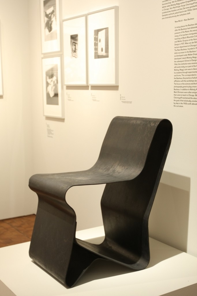 One Piece Chair von Nathan Lerner (1938/39), Teil der neuen "Sammlung Bauhaus", Bauhaus Archiv Berlin