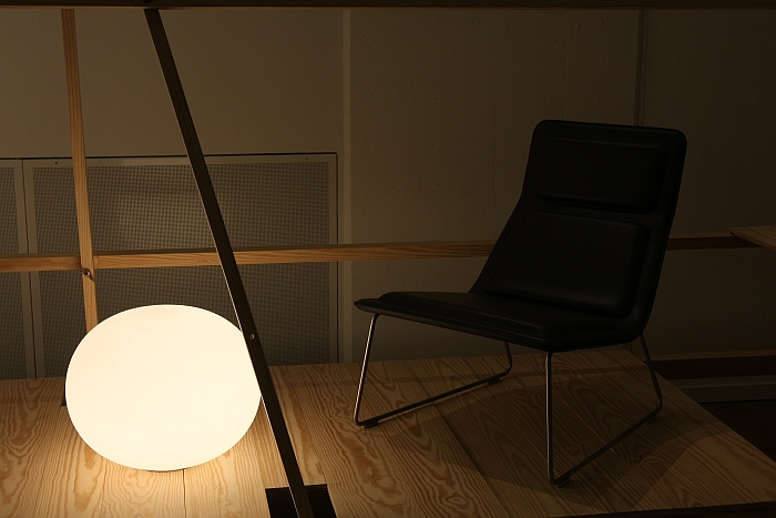 Low Pad chair für Cappellini & Glo-Ball für Flos von Jasper Morrison @ Thingness, Museum für Gestaltung Zürich