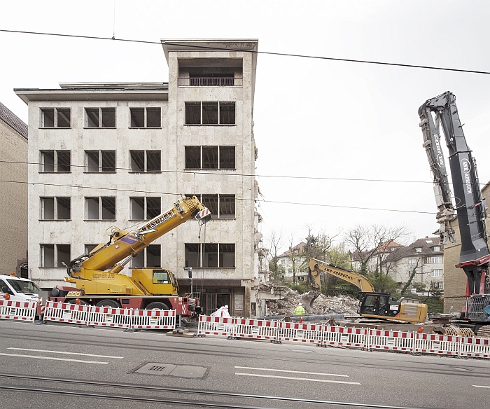 The demolition of a block of flats in the Haussmannstrasse, Stuttgart. To allow for the construction of, a block of flats......(Photo Copyright Wilfried Dechau)