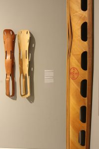 Beinschienen aus Formschichtholz aus den 1940er Jahren von Ray und Charles Eames, gesehen bei "Charles & Ray Eames. The Power of Design", Vitra Design Museum