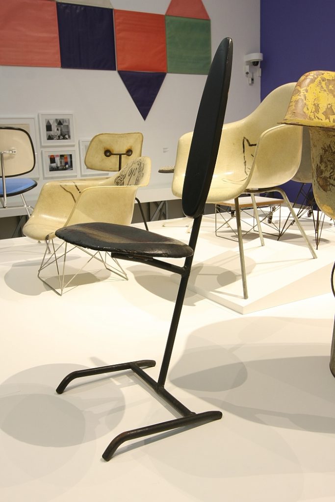 Der 1948 "Minimum Chair" von Charles & Ray Eames, gesehen bei "Charles & Ray Eames. The Power of Design", Vitra Design Museum