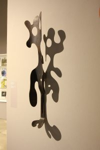 Eine Splint-Skulptur von Ray Eames, gesehen bei "Charles & Ray Eames. The Power of Design", Vitra Design Museum