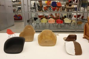 Glasfaser-Sitzschalen, gesehen bei "Kazam!", the Vitra Design Museum Schaudepot