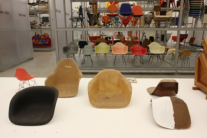 Glasfaser-Sitzschalen, gesehen bei "Kazam!", the Vitra Design Museum Schaudepot