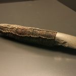 Instrument zur Entfernung eines Fingers eines trauernden Mitgliedes der Dani, Neuguinea , gesehen bei "Tod & Ritual - Kulturen von Abschied und Erinnerung", Staatliches Museum für Archäologie Chemnitz