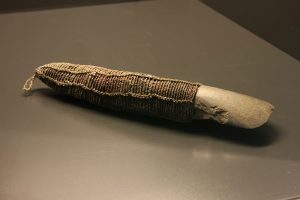 Instrument zur Entfernung eines Fingers eines trauernden Mitgliedes der Dani, Neuguinea , gesehen bei "Tod & Ritual - Kulturen von Abschied und Erinnerung", Staatliches Museum für Archäologie Chemnitz