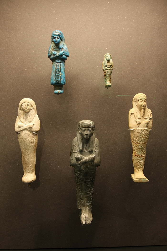 Ägyptische Uschebtis, gesehen bei "Tod & Ritual - Kulturen von Abschied und Erinnerung", Staatliches Museum für Archäologie Chemnitz