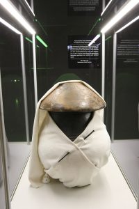 Eine bekleidete Urne aus Nederkaina