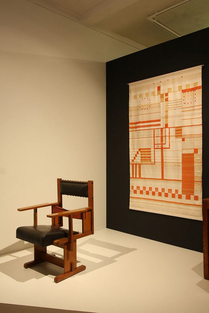 Anonymer Stuhl und Webarbeit von Else Mögelin in einem Setting von Studio Aphorisma, gesehen bei Bauhaus_Sachsen, Grassi Museum für Angewandte Kunst Leipzig