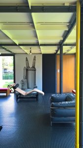 Ein einpoliger Ölschalter entspannt sich auf einer LC2 Chaiselongue von Le Corbusier/Jeanneret/Perriand, gesehen bei "Mon univers", Pavillon Le Corbusier, Zürich zu sehen.
