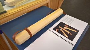 Holzrähre für Poster, Pläne, Prints, entwickelt von den Studenten Vosding, Hammer, Seeberger, Willibad, Gerl & Kemptner, gesehen bei Schulen für Holz und Gestaltung Garmisch-Partenkirchen Sommerausstellung.