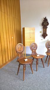 Stühle aus dem Jahr 1900, Uhr von 1910 und Schränkchen von 1960, alle anonym, gesehen bei Schulen für Holz und Gestaltung Garmisch-Partenkirchen 2019 Sommerausstellung.
