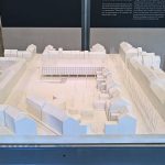 Ein Model für das Hauptquartier der VEGLA Vereinigte Glaswerke Aachen von Ludwig Mies van der Rohe, gesehen bei Mies im Westen, Landeshaus des LVR Köln