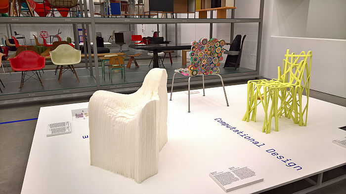 Honey-pop Stuhl von Tokujin Yoshioka (l), Harumaki Chair von Fernando and Humberto Campana (m) & Solid C2 von Patrick Jouin (r), gesehen bei "After the Wall. Design since 1989", Vitra Design Museum Schaudepot