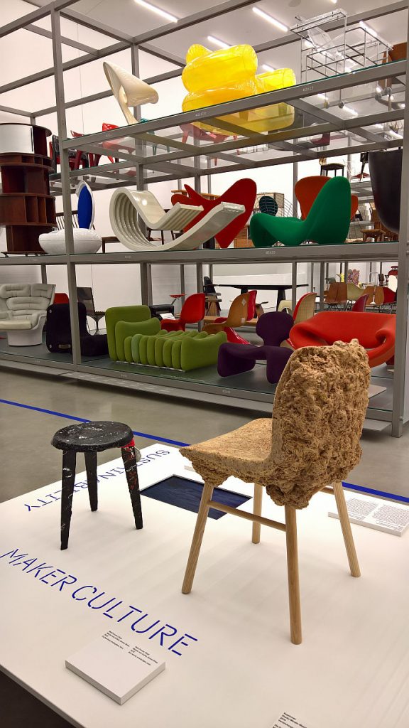 Sea Chair von Studio Swine (l) & Well Proven Chair von Marjan van Aubel und James Shaw (r), gesehen bei "After the Wall. Design seit 1989", Vitra Design Museum Schaudepot