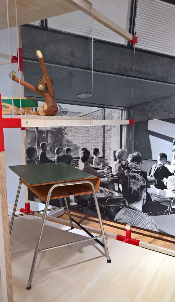 Affe von Kay Bojesen & ein Schultisch von Arne Jacobsen für eine Munkegard Schule, gesehen bei “Nordic Design. Die Antwort aufs Bauhaus“, Bröhan Museum, Berlin