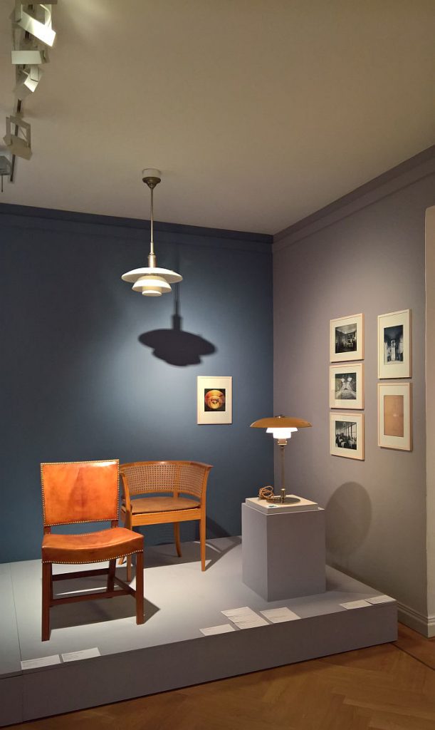 Stühle von Kaare Klint und PH Leuchten von Poul Henningsen für Louis Poulsen, gesehen bei "Nordic Design. Die Antwort aufs Bauhaus", Bröhan Museum, Berlin