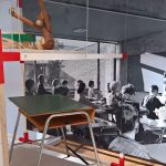 Affe von Kay Bojesen & ein Schultisch von Arne Jacobsen für eine Munkegard Schule, gesehen bei “Nordic Design. Die Antwort aufs Bauhaus“, Bröhan Museum, Berlin