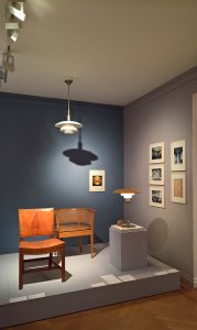 Stühle von Kaare Klint und PH Leuchten von Poul Henningsen für Louis Poulsen, gesehen bei "Nordic Design. Die Antwort aufs Bauhaus", Bröhan Museum, Berlin