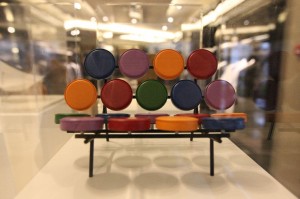 Dimensions of Design: 20 Years of Vitra Design Museum Miniatures bei Hugo Boss Mailand George Nelson Marshmallow Sofa