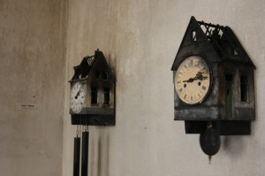 King Size Art and Design Fit for a King Ampelhaus Oranienbaum Frank Halmans Burnt Cuckoo Clocks
