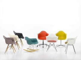 Verschiedene Modelle der Plastic Armchairs von Charles & Ray Eames