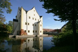 Wasserschloss Klaffenbach, Veranstaltungsort für die Ausstellung "Eames by Vitra", präsentiert von smow Chemnitz