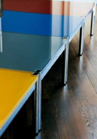 USM Haller-Tische mit farbig lackierten Glastischplatten