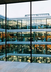Effiziente Flächennutzung -
Desksharing machts möglich.
Im neuen Gebäude in Zürich
gibt es 1064 Arbeitsplätze für
1200 Mitarbeitende. Zwei Drittel
der Plätze sind als Long-Term
fest zugeordnet, das restliche
Drittel ist durch die Revisoren
frei buchbar und wird täglich
neu belegt