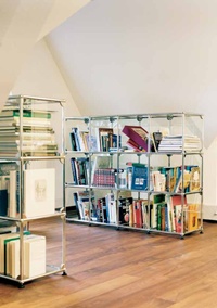 Für Einblick und Durchblick
in der Büchersammlung sorgen
die seitlich verglasten USM Regale,
für Ordnen und Organisieren der
Haller-Tisch mit mobilem Rollcontainer
von USM.