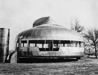 Dymaxion House von
Buckminster Fuller, 1945 fertiggestellt,
kann im Henry Ford
Museum in Dearborn, Michigan
(USA) besichtigt werden.