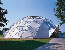Dome von Richard Buckminster Fuller und T.C. Howard auf dem Vitra Campus.