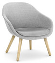 About A Lounge Chair Low AAL 82, Hallingdal - hellgrau, Eiche lackiert, Mit Sitzkissen