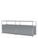 USM Haller Lowboard L mit Aufbau, individualisierbar, Mittelgrau RAL 7005, Mit 2 Klappen, Mit Kabeldurchlass unten mittig