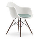 Eames Plastic Armchair RE DAW, Weiß non-RE, Mit Sitzpolster, Eisblau / elfenbein, Standardhöhe - 43 cm, Ahorn dunkel
