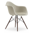 Eames Plastic Armchair RE DAW, Kieselstein, Mit Sitzpolster, Warmgrey / elfenbein, Standardhöhe - 43 cm, Ahorn dunkel