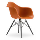 Eames Plastic Armchair RE DAW, Rostorange, Ohne Polsterung, Ohne Polsterung, Standardhöhe - 43 cm, Ahorn schwarz