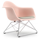 Eames Plastic Armchair RE LAR, Zartrosé, Sitzpolster warmgrey / elfenbein, Verchromt