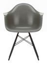 Eames Fiberglass Armchair DAW, Eames raw umber, Ahorn schwarz