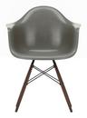 Eames Fiberglass Armchair DAW, Eames raw umber, Ahorn dunkel