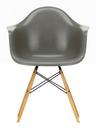 Eames Fiberglass Armchair DAW, Eames raw umber, Ahorn gelblich